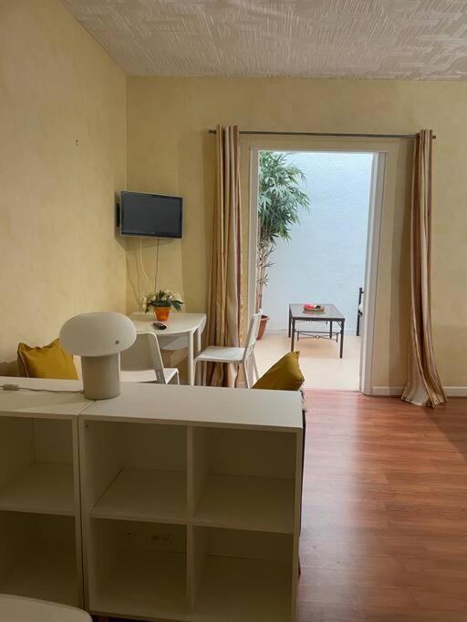 Studio N•2 Avec Patio En Plein Coeur De La Ville Bagnères-de-Bigorre Eksteriør billede