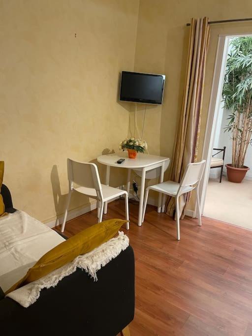 Studio N•2 Avec Patio En Plein Coeur De La Ville Bagnères-de-Bigorre Eksteriør billede